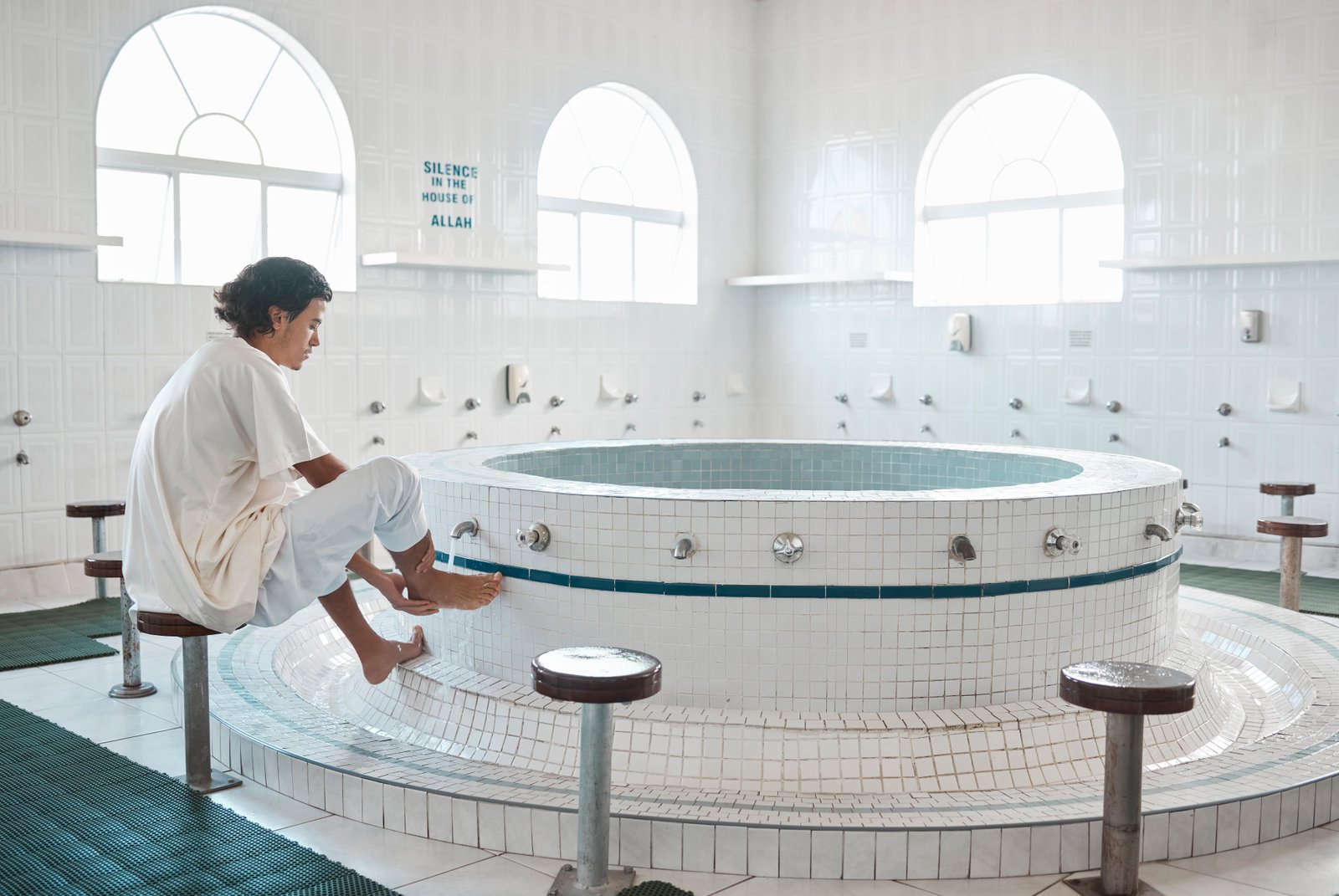 Un praticien effectuant un massage suédois sur un client